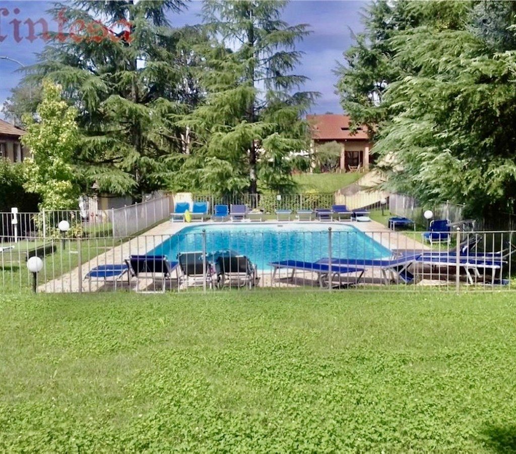 Lesmo trilocale in residence con piscina