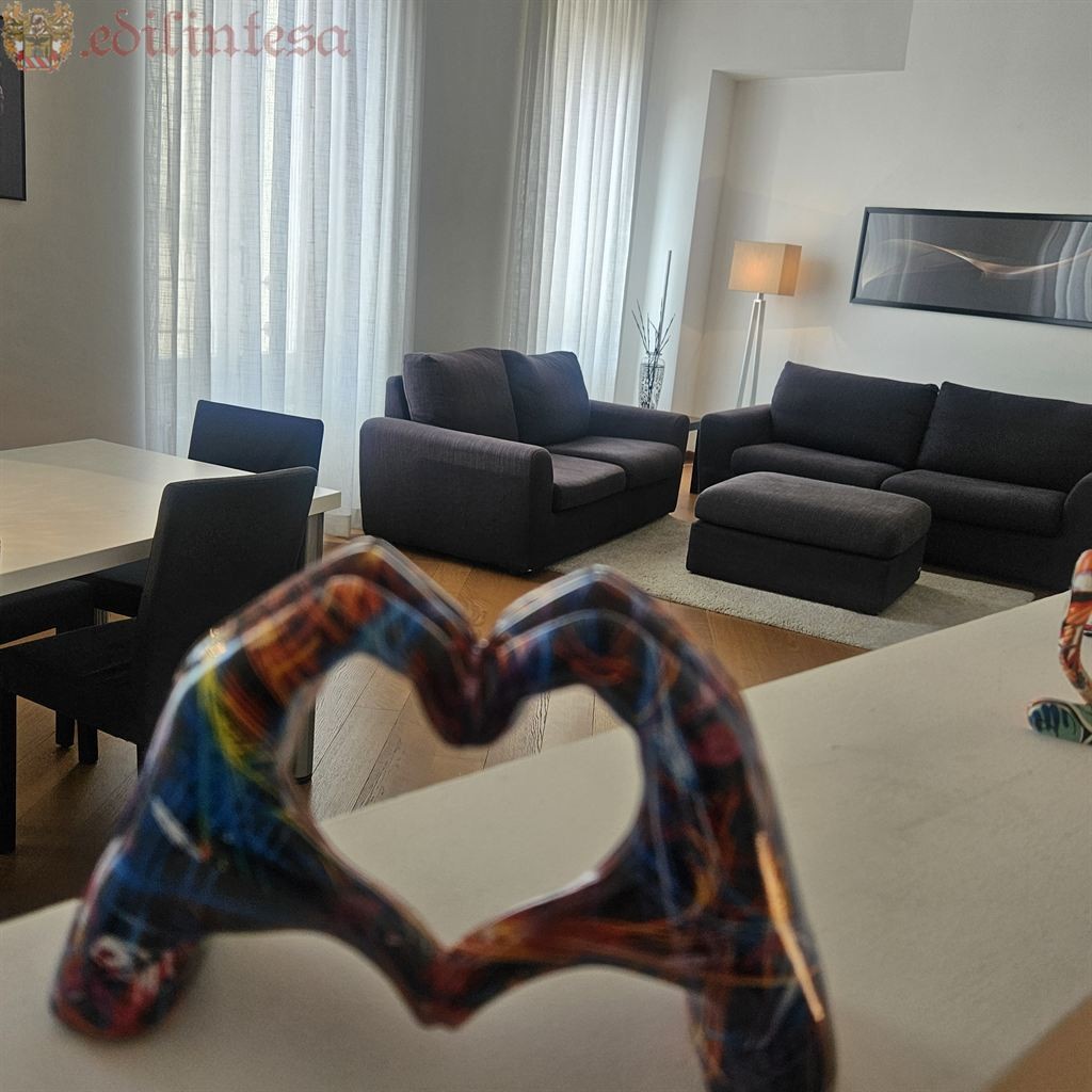 SIGNORILE TRILOCALE IN CENTRO STORICO DI MONZA CON POSTO AUTO COPERTO