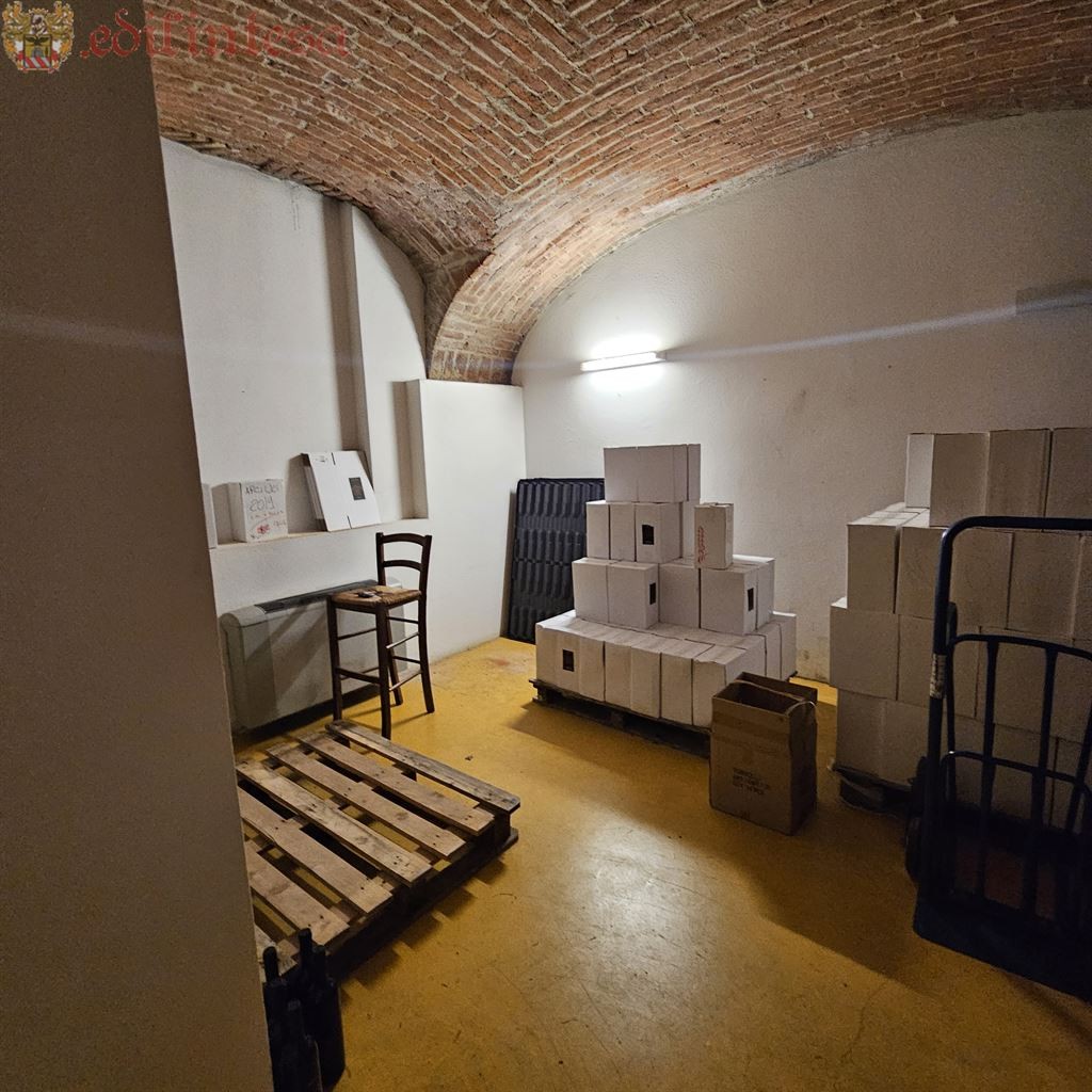 AMPIA TAVERNA CON ENTRATA PRIVATA E SOFFITTI A VOLTE IN MATTONI