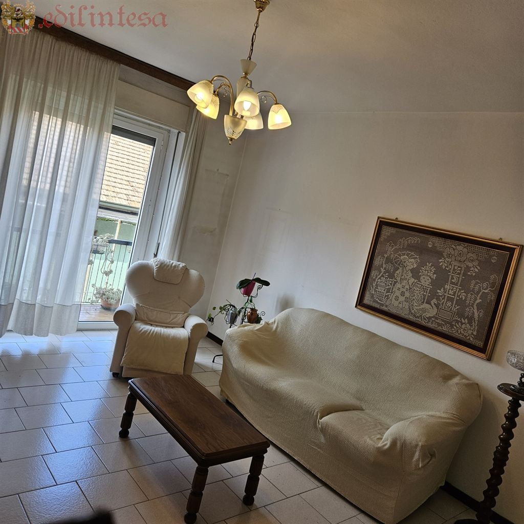 GRANDE BILOCALE DA RISTRUTTURARE IN CENTRO MACHERIO